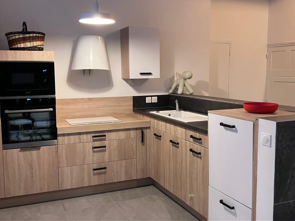 Kitchen or kitchenette, oven