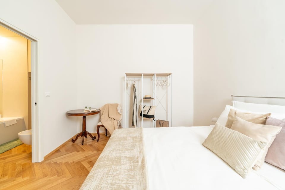 Bed, Bathroom, Photo of the whole room, Bedroom, wardrobe