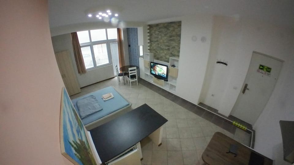 Bed, TV and multimedia, Photo of the whole room, Bedroom