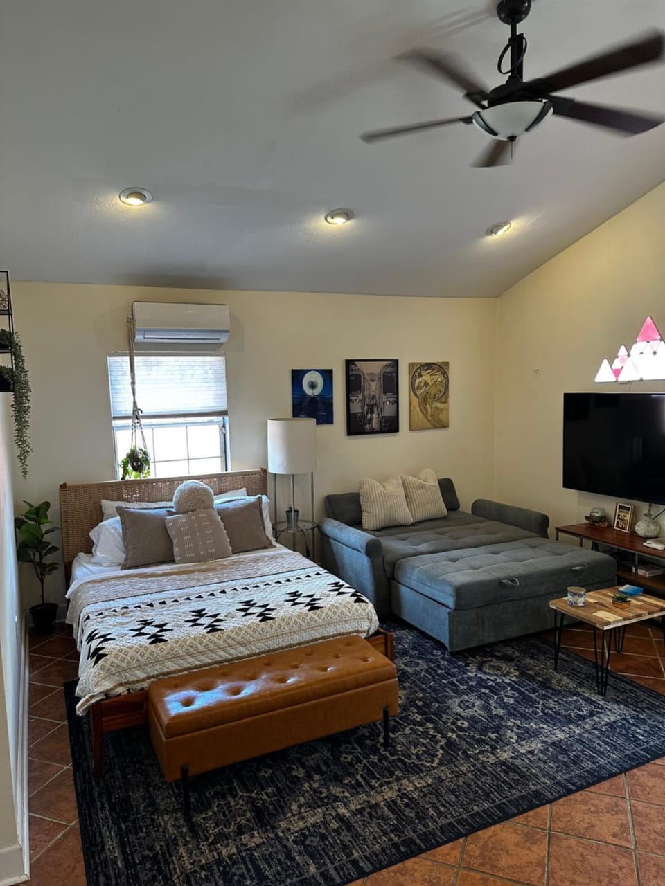 TV and multimedia, Living room, Photo of the whole room, Seating area, Evening entertainment, Bedroom