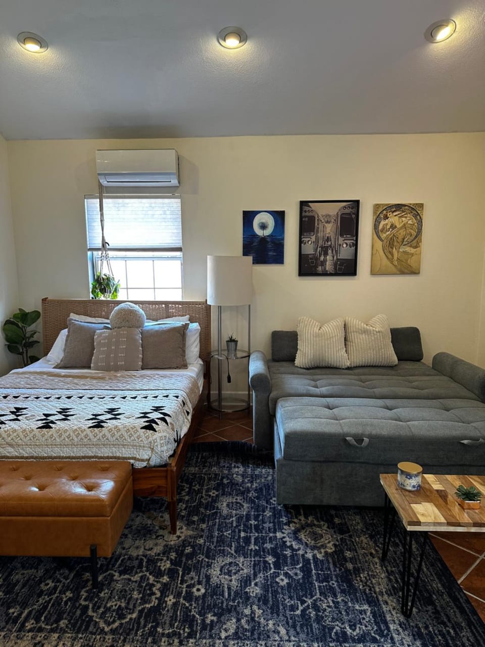 Living room, Photo of the whole room, Seating area, Bedroom, air conditioner