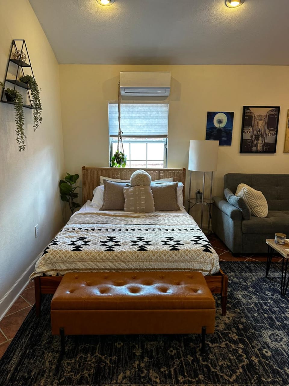 Photo of the whole room, Bedroom