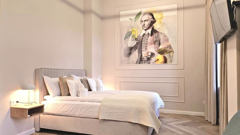 Bed, TV and multimedia, Photo of the whole room, Decorative detail, Bedroom
