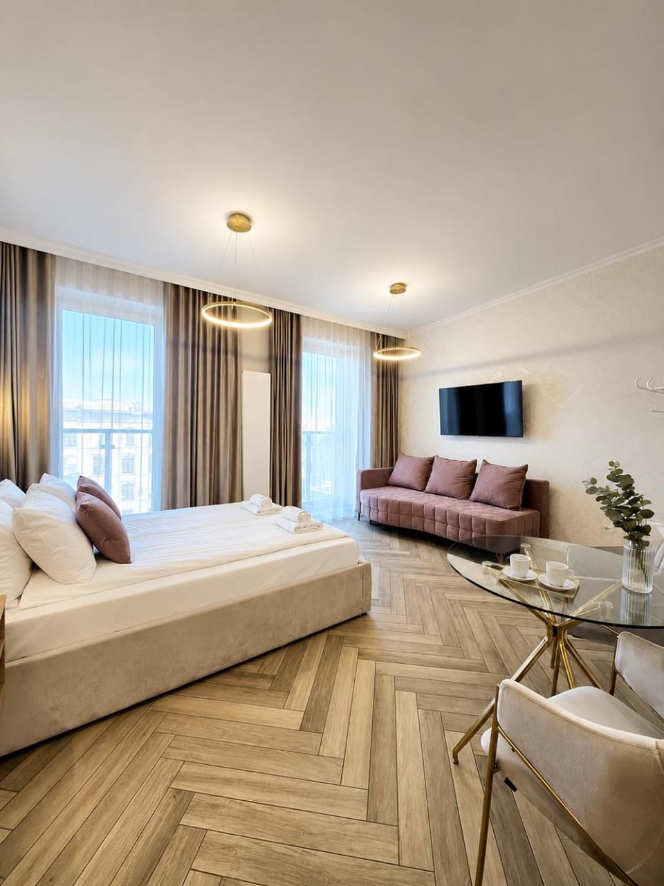 Bed, TV and multimedia, Living room, Photo of the whole room, Seating area, Bedroom