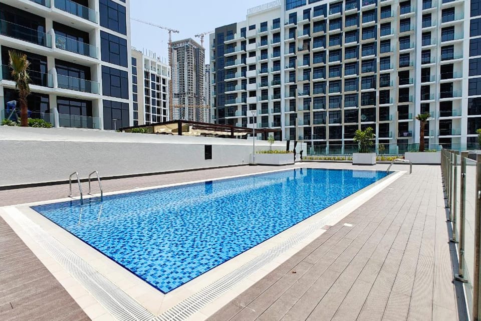 Property building, Day, Pool view, Swimming pool, Swimming pool