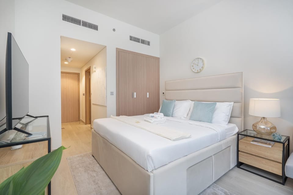 Bed, TV and multimedia, Photo of the whole room, Bedroom, towels, wardrobe, air conditioner