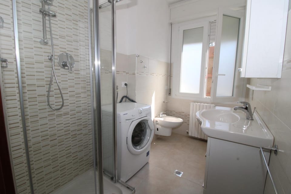 Shower, Toilet, Bathroom, washing machine