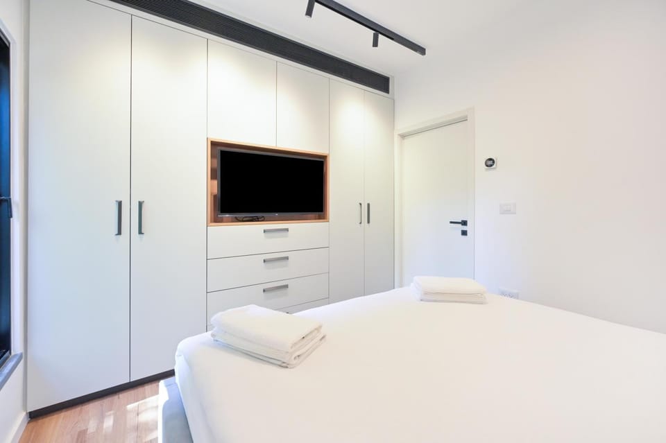 Bed, TV and multimedia, Bedroom