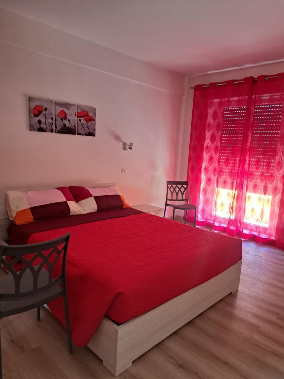 Photo of the whole room, Bedroom