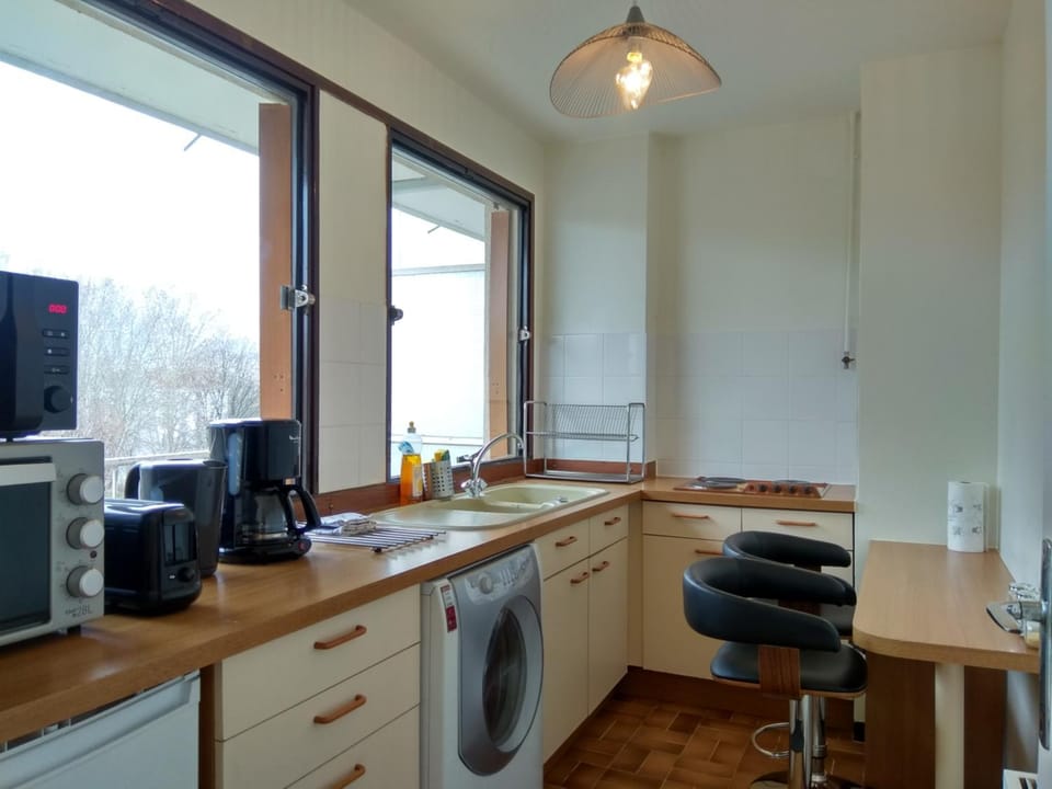 Kitchen or kitchenette, Dining area, oven, toaster, washing machine, dryer