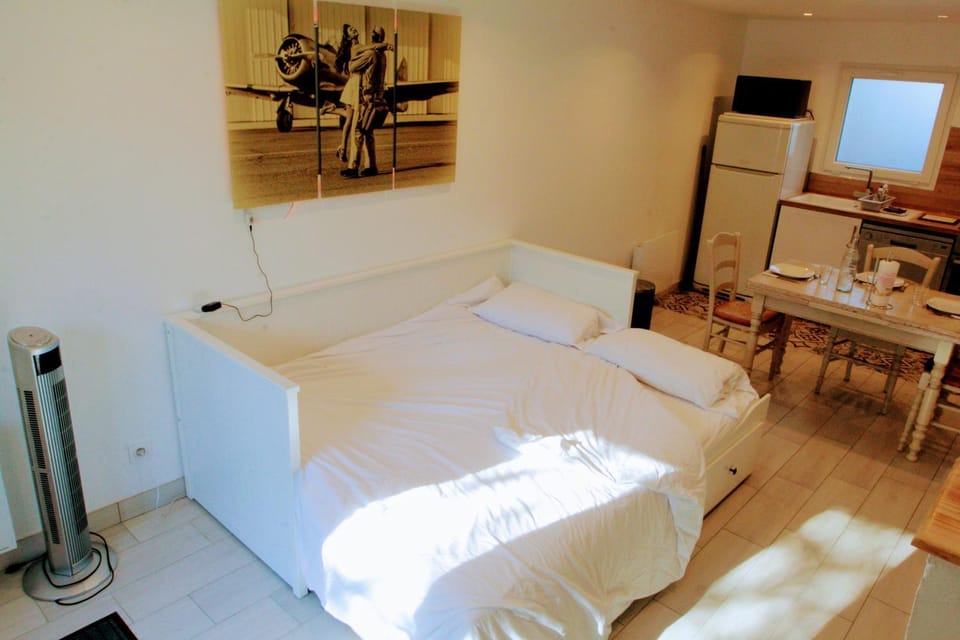 Bed, Living room
