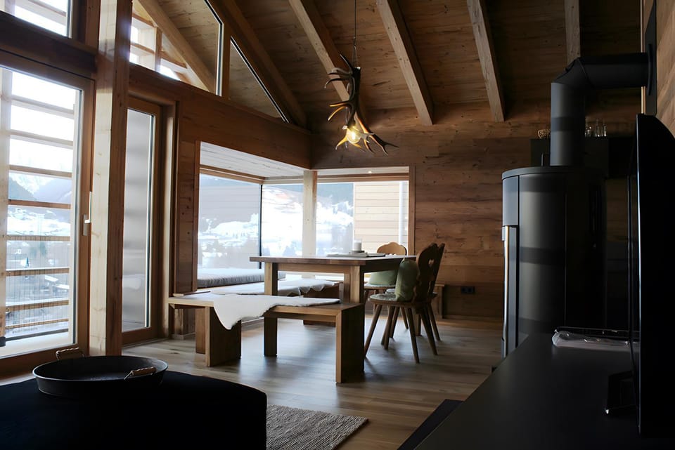 Living room, Seating area, Dining area, oven