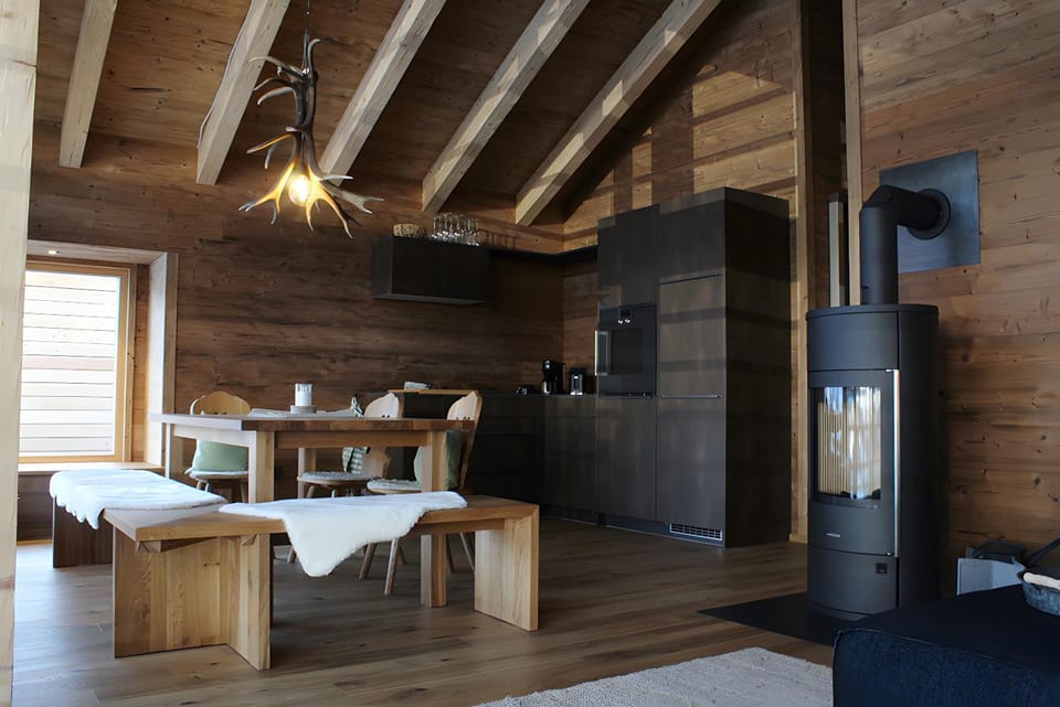 Kitchen or kitchenette, Dining area, oven