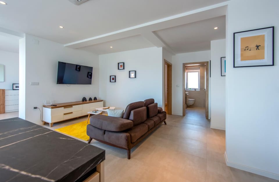 Communal lounge/ TV room, TV and multimedia, Living room, Seating area, Evening entertainment