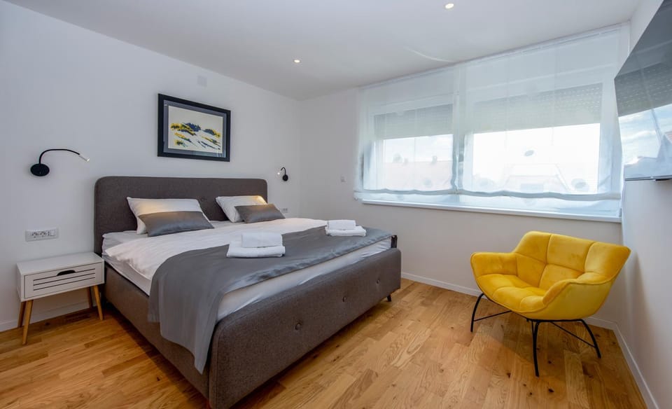 Bed, Seating area, Bedroom
