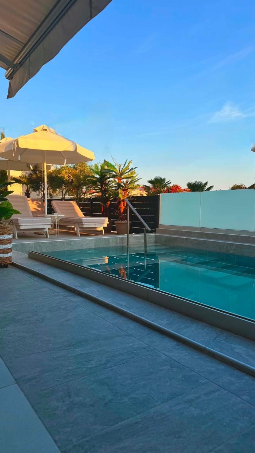 Swimming pool, sunbed