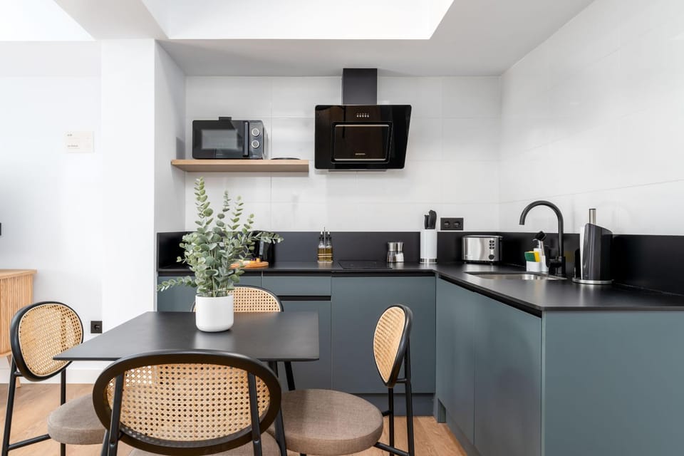 Coffee/tea facilities, Kitchen or kitchenette, stove