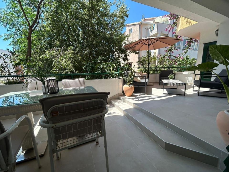 View (from property/room), Balcony/Terrace, Dining area