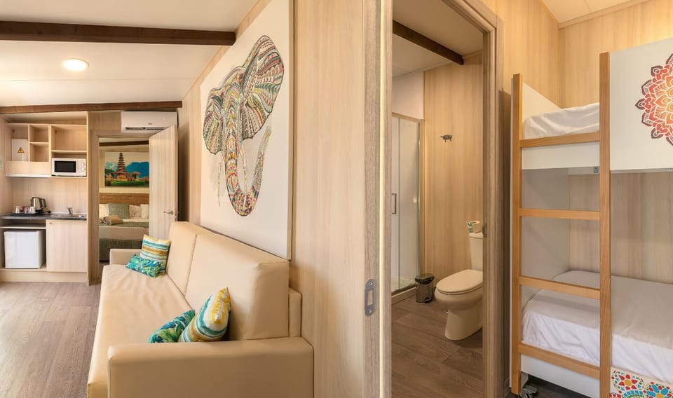 Bed, Kitchen or kitchenette, Living room, Photo of the whole room, Decorative detail, Seating area, Bedroom, towels