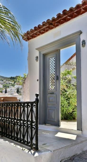 Captain's House for 2 - Historical Home Hydra 1800 Apartment in Islands