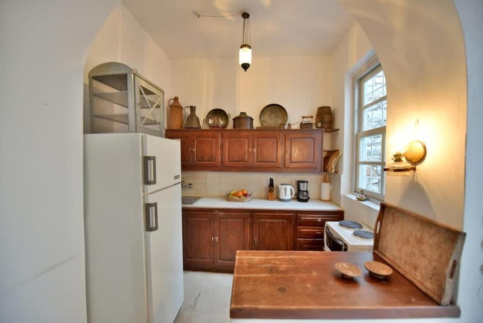 Coffee/tea facilities, Kitchen or kitchenette, stove