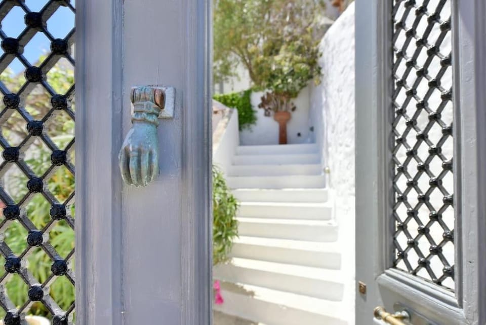 Captain's House for 2 - Historical Home Hydra 1800 Apartment in Islands