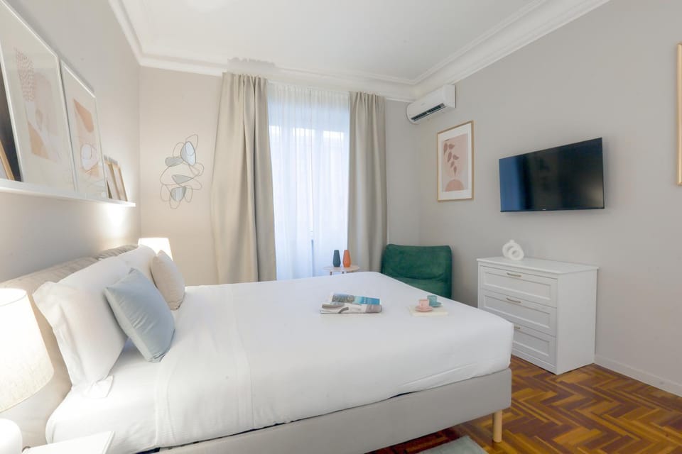 Bed, TV and multimedia, Photo of the whole room