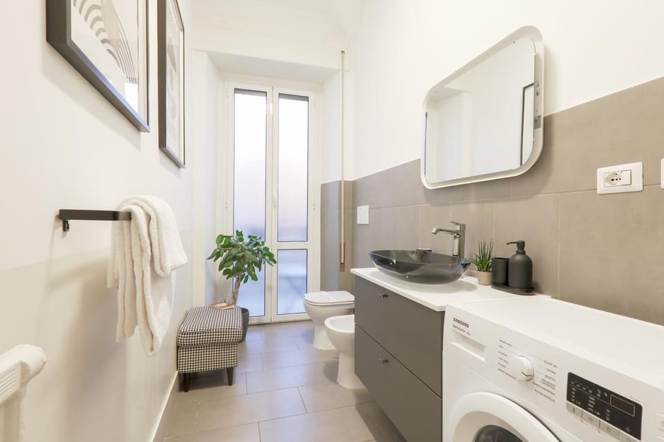 Toilet, Bathroom, towels, washing machine
