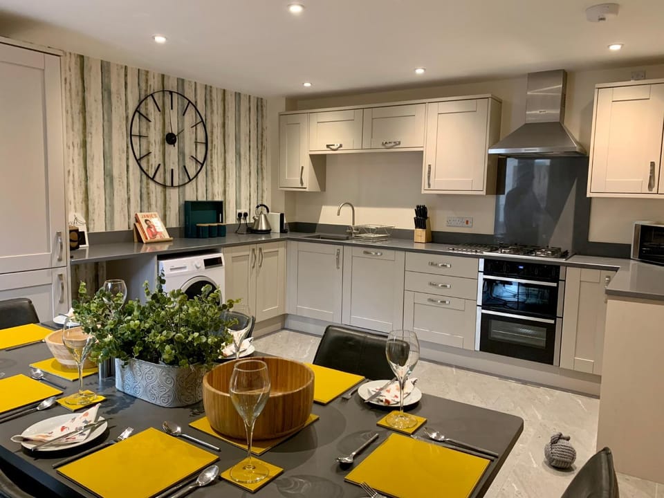Coffee/tea facilities, Dining area, microwave, stove, washing machine, kitchen, kitchen
