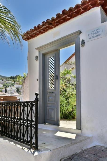 Captain's House for 4 - Historical Home Hydra 1800 Apartment in Islands