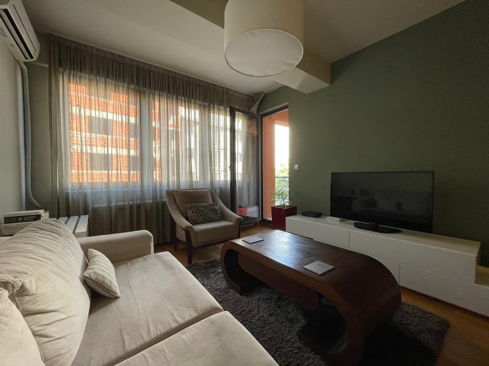 Communal lounge/ TV room, TV and multimedia, Living room, Seating area, Evening entertainment