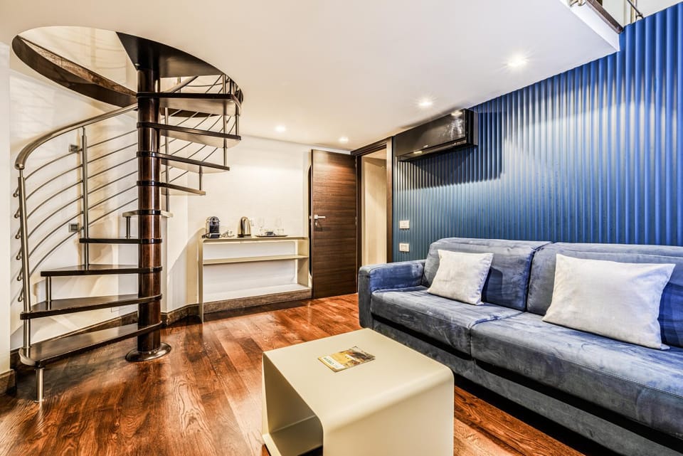 Bed, TV and multimedia, Living room, Photo of the whole room, Decorative detail, Seating area, Bedroom
