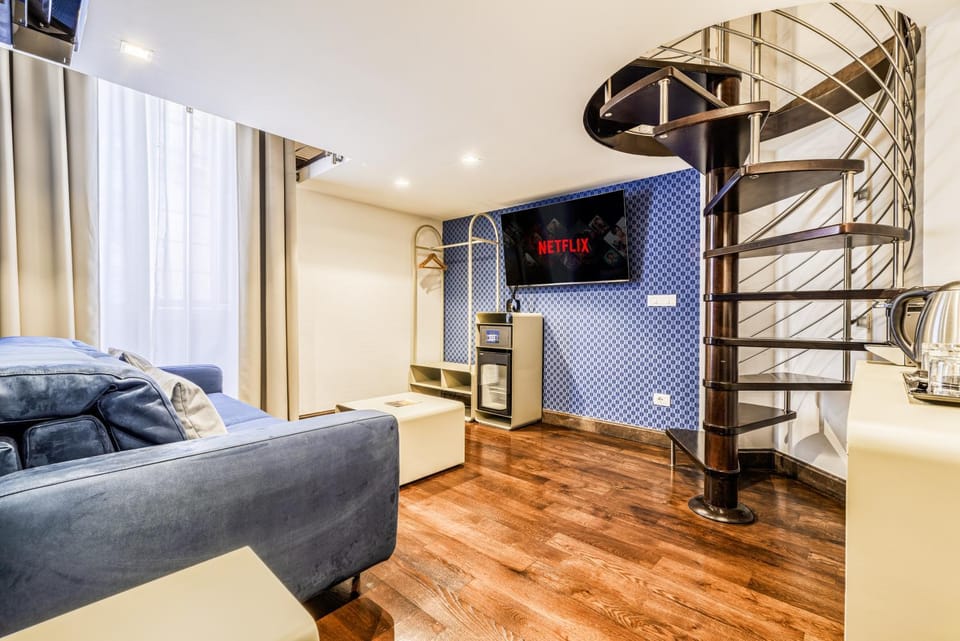 TV and multimedia, Coffee/tea facilities, Living room, Photo of the whole room, Seating area, Evening entertainment, Bedroom, minibar, safe