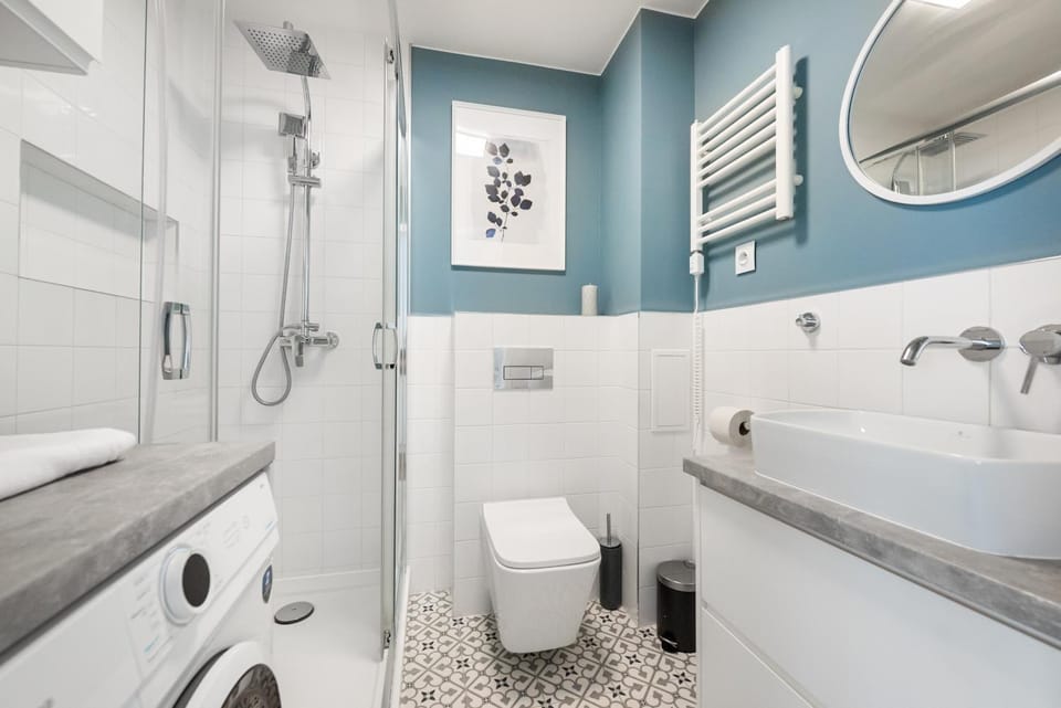 Shower, Toilet, Bathroom, towels, washing machine