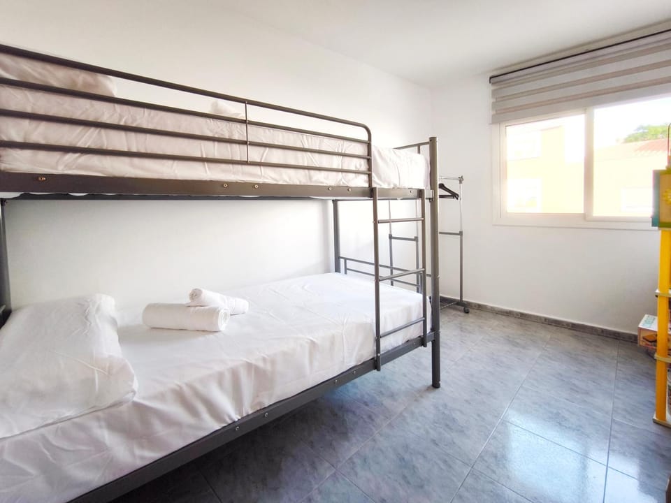 Bedroom, bunk bed