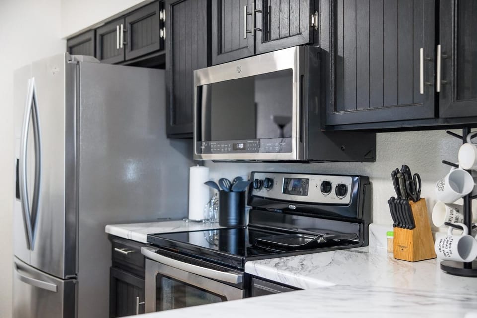 Coffee/tea facilities, Kitchen or kitchenette, oven, stove, toaster