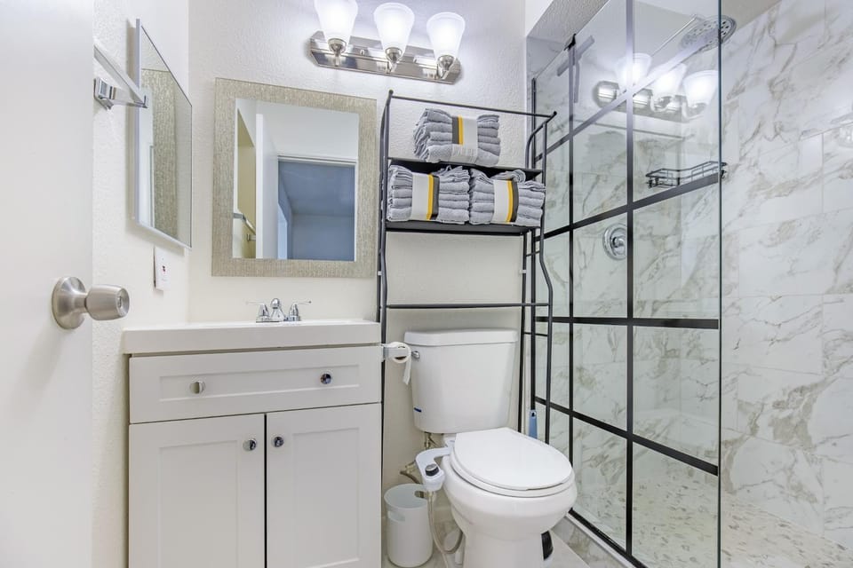 Shower, Toilet, Bathroom, towels