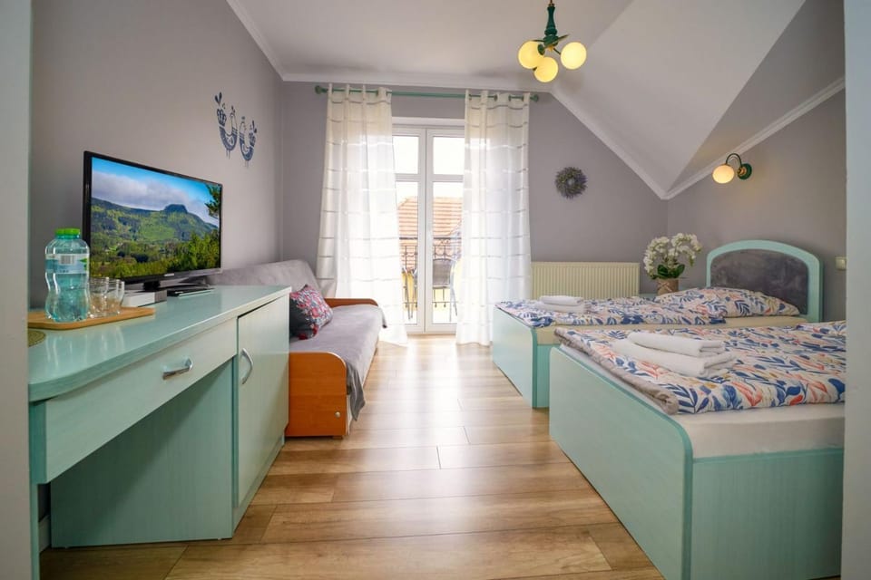 Bed, TV and multimedia, Photo of the whole room, Bedroom