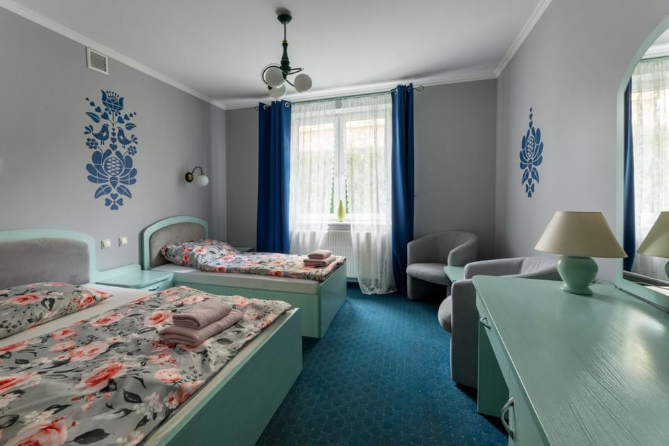 Bed, Photo of the whole room, Seating area, Bedroom