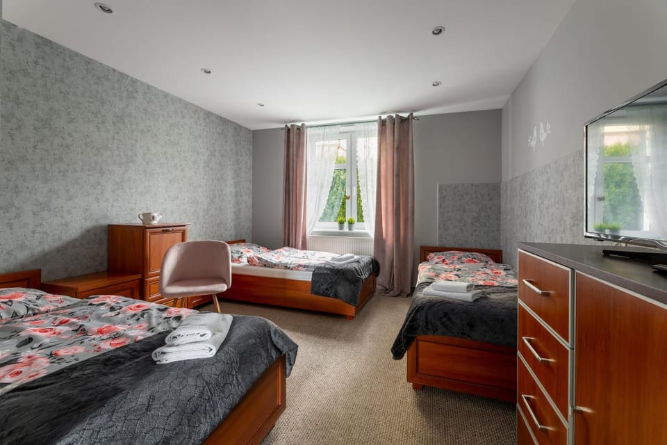 Bed, TV and multimedia, Photo of the whole room, Bedroom, towels