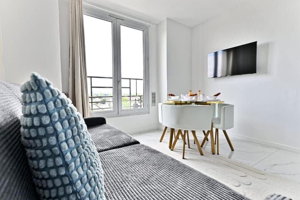 TV and multimedia, Living room, Photo of the whole room, Seating area, Dining area