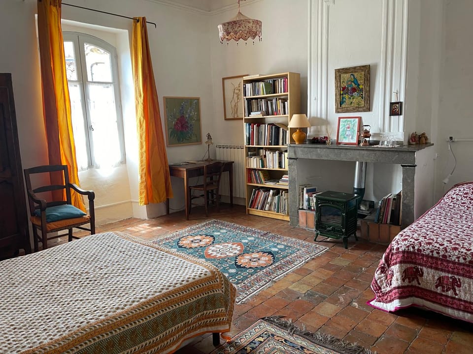 Bed, Library, Photo of the whole room, Seating area