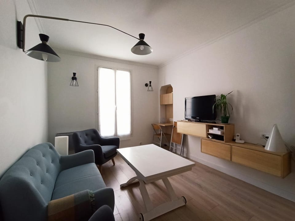 Paris 8 Fashionable Apartment on Prestigious Faubourg Saint Honore Apartment in Paris