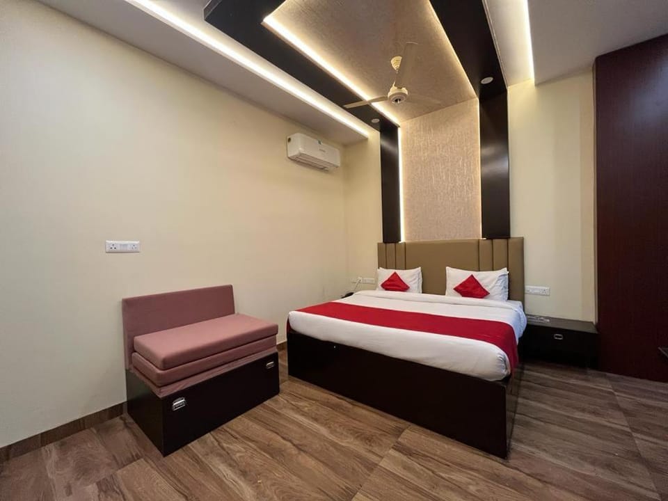 Bed, Photo of the whole room, Seating area, Bedroom, air conditioner