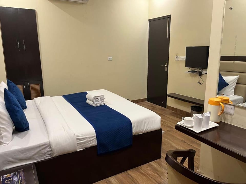 Bed, TV and multimedia, Photo of the whole room, Bedroom, towels, air conditioner