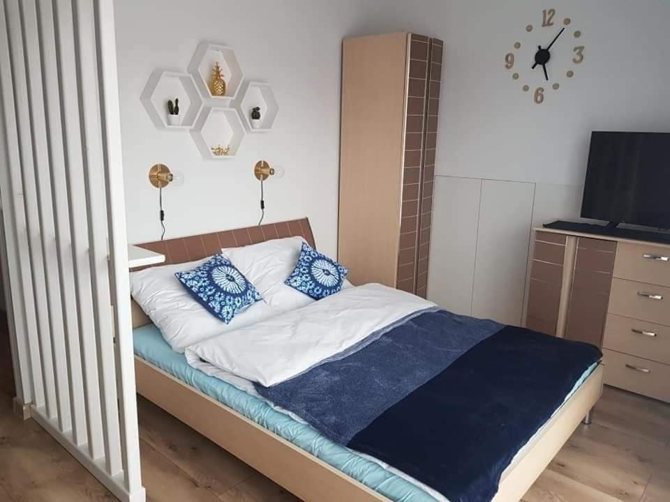 Bed, TV and multimedia, Bedroom