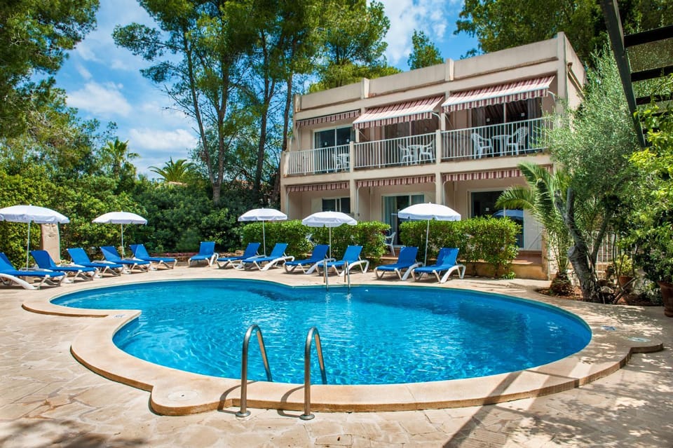 Property building, Day, Garden, Garden view, Pool view, Swimming pool, sunbed