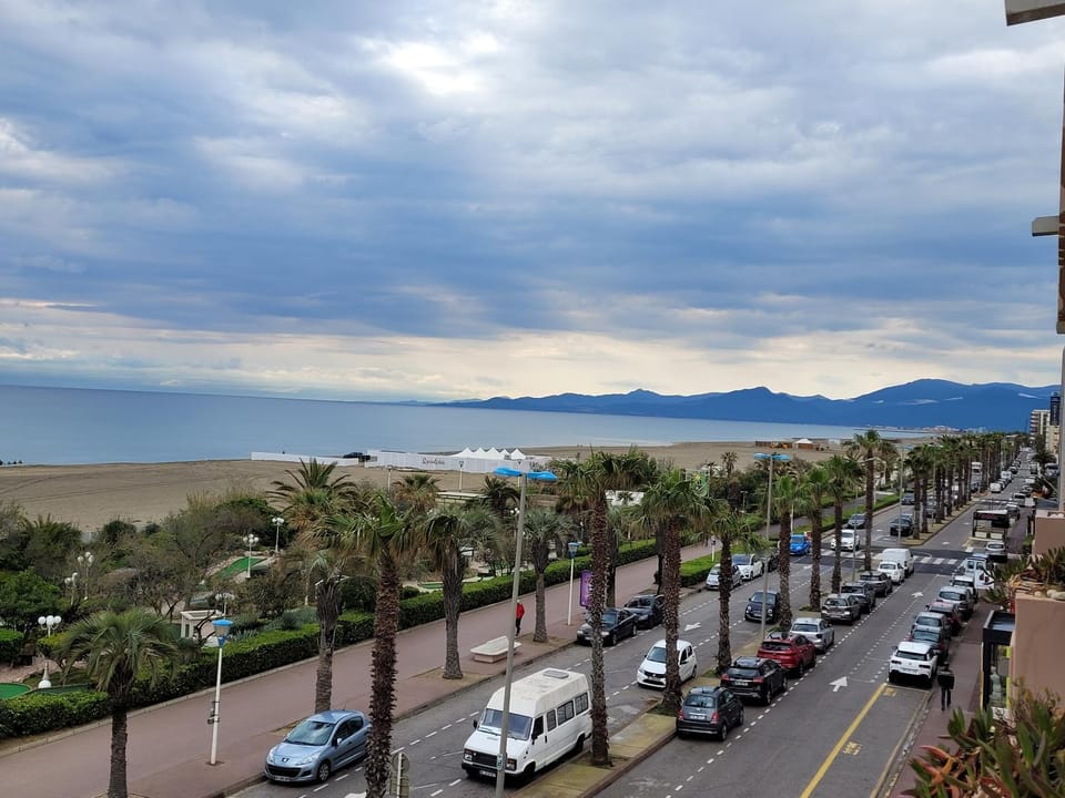 Appartement 80 m2, T 3 vue imprenable face à la mer Apartment in Canet-en-Roussillon
