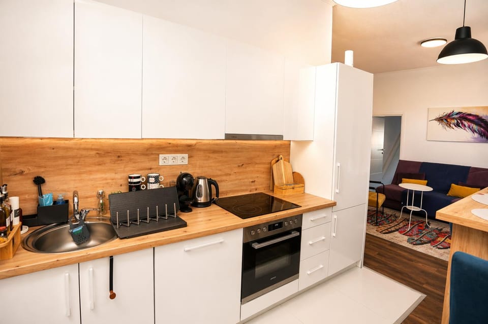 Coffee/tea facilities, Kitchen or kitchenette, dishwasher, oven, stove, toaster
