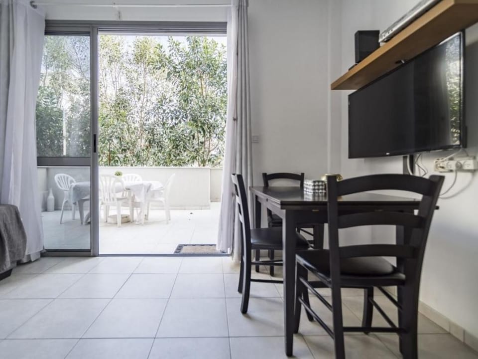 Quiet 2 rooms with large terrace Apartment in Tel Aviv-Yafo